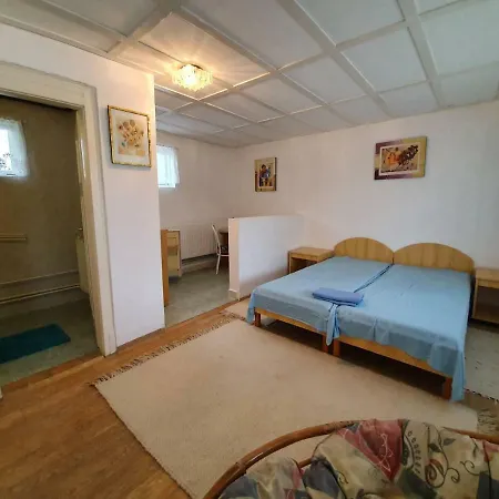 Balatonszabadi, Falu Maison d'hôtes *